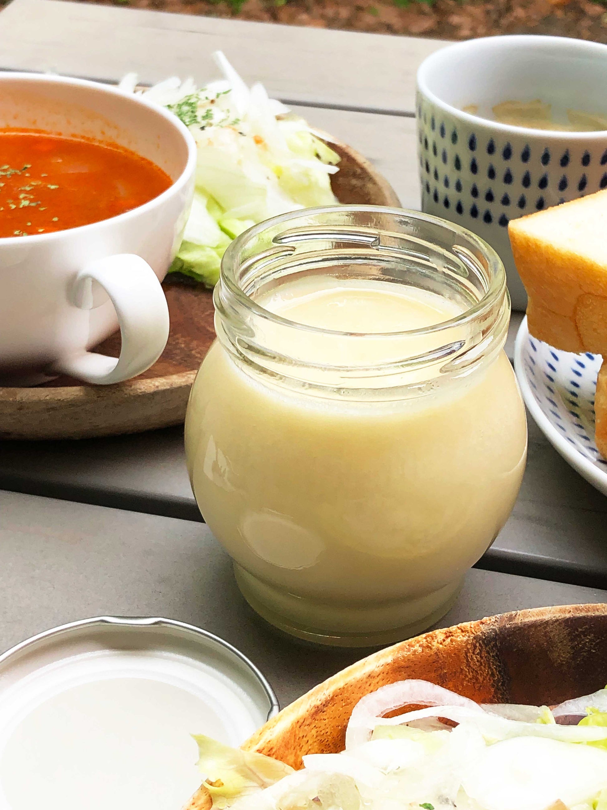 朝食の食卓とエスパルセットの白い生ハチミツ